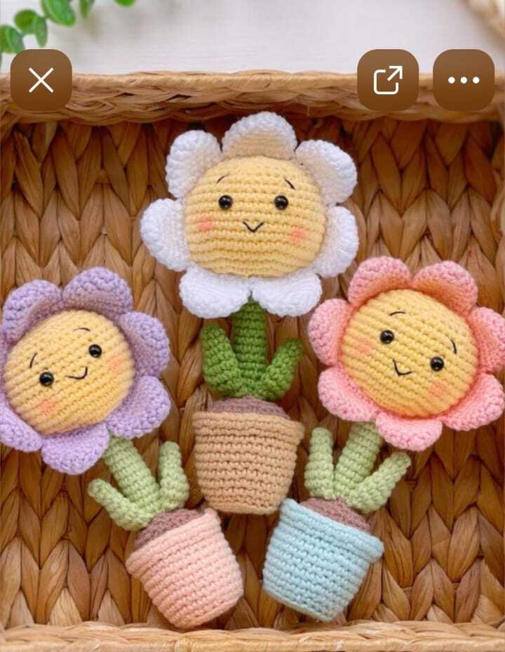 Flores kawaii amigurumi en cesta